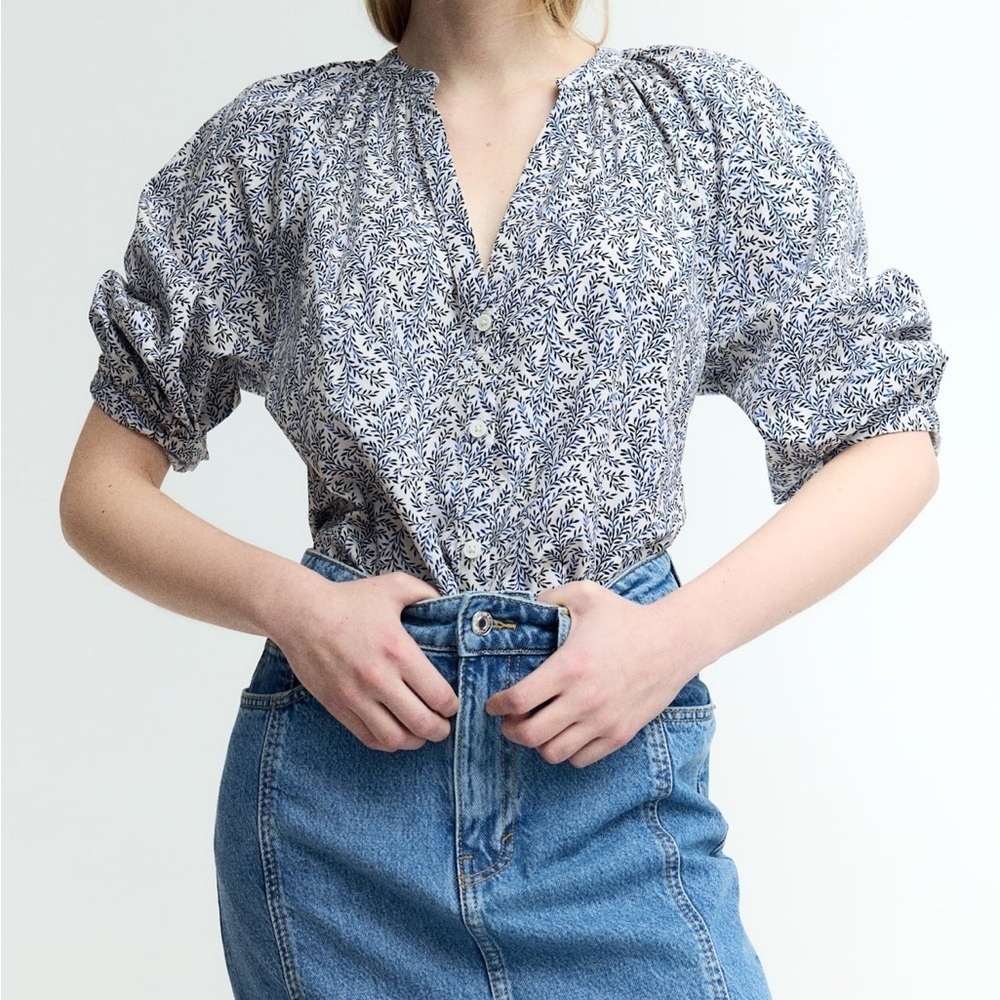H&M Blue Cream Balloon-Sleeved Poplin Blouse Women’s Size Small EUC